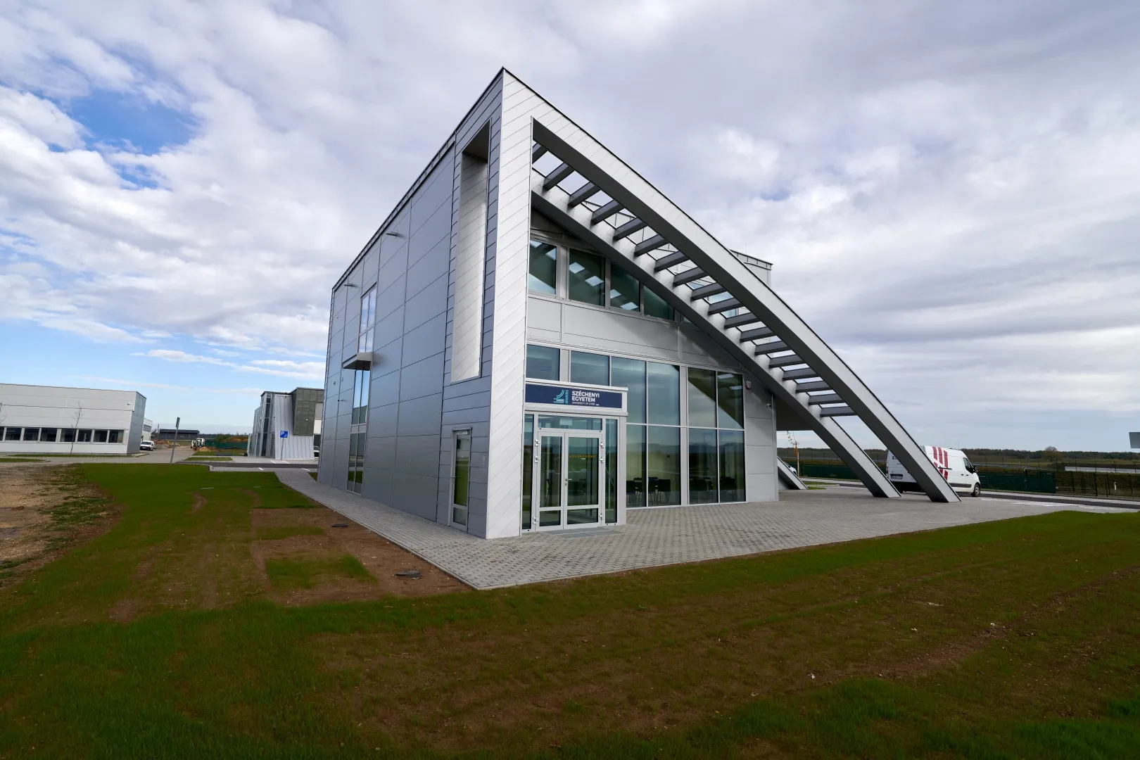 logózott ajtó.webp